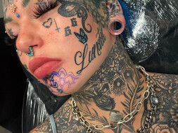 Amber Luke Getting a Chin Tattoo for - AltErotic